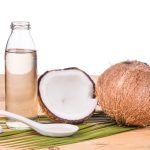 Dầu dừa Virgin được ép từ cơm dừa tươi. Cho ra chất dầu trong suốt, thơm mùi dừa nhẹ nhàng (Nguồn: thamKc - Getty Images)