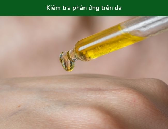 Kiểm tra phản ứng dầu lên da trước khi dùng ở vùng lớn giúp hạn chế tối đa tình trạng da bị kích ứng (Nguồn: andriano_cz - Getty Images)