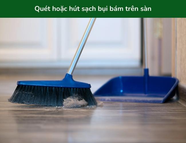 Quét sạch bụi trước khi lau sàn giúp lau nhà dễ hơn (Nguồn: HappyNati - Getty Images)